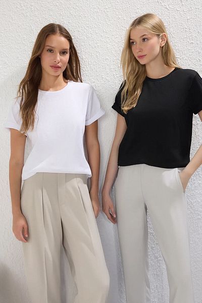 Trendyol Collection Premium Schwarz-Weiß 100 % Baumwolle 20/1 T-Shirt – normale Passform TWOSS25TS00138