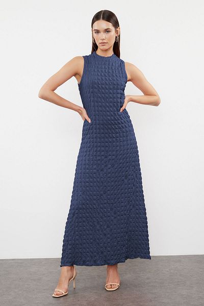 Trendyol Collection Rochie maxi cu textura simplă cu gât crew indigo - linie A TWOSS24EL00683