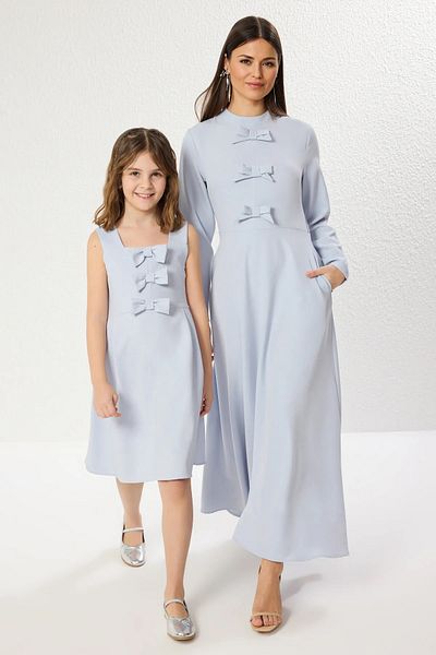 TRENDYOLKIDS Babyblaues Mini-Me-Webkleid mit Schleifendetail TKDSS25EL00046