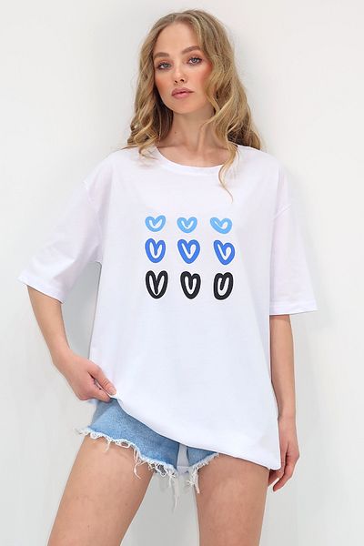 Trend Alaçatı Stili Weißes Damen-T-Shirt mit Rundhalsausschnitt und Herz-Aufdruck ALC-X12257