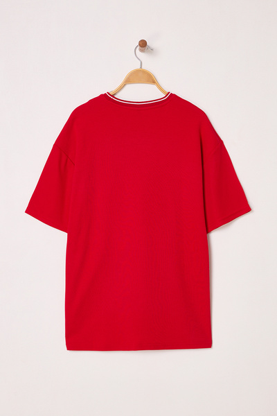 Trendyol Collection Rotes, übergroßes/breites Campus-Team-T-Shirt mit bedrucktem V-Ausschnitt aus Jersey-Stoff TMNSS25TS00122