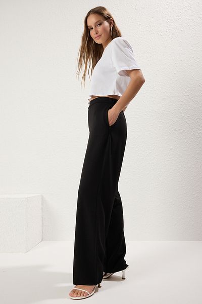 Trendyol Collection Schwarze Strickhose mit gerader Vorderseite und elastischem Rücken und hoher Taille TWOSS25PL00053