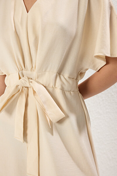 Trendyol Collection Elastické midi tkané šaty s plochým páskem ve tvaru A TWOSS23EL01543