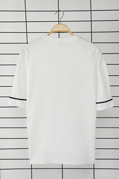 Trendyol Collection Chicago Printed Ecru Oversize βαμβακερό μπλουζάκι - Λεπτομέρεια σωληνώσεων TMNSS25TS00107