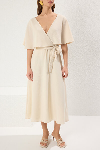 Trendyol Collection Béžová A-Line s dvojitým výstřihem Plášť Midi plátěný vzhled Tkané šaty Twoss25El00124