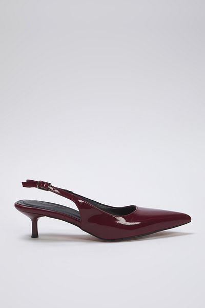 TRENDYOL SHOES Klassische Damenschuhe mit Absatz aus bordeauxrotem Lackleder mit spitzer Zehenpartie und Kitten-Absatz TAKSS25TO00005