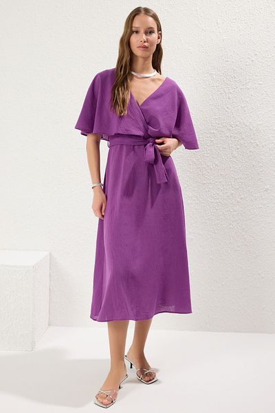 Trendyol Collection Lilafarbenes, zweireihiges, gewebtes Midi-Kleid in Leinenoptik mit zweireihigem Ausschnitt und Umhang TWOSS25EL00124