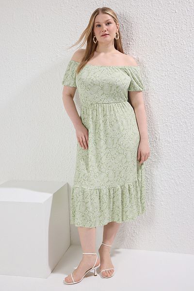 Trendyol Curve Hellgrünes Maxikleid mit ethnischem Muster – Übergröße TBBSS22AH00009