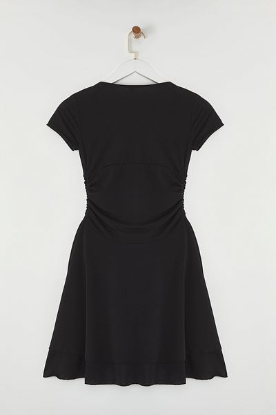 Trendyol Collection Schwarzes, gerades Mini-Strickkleid mit Kordelzug/Drapierung TWOSS25EL00532