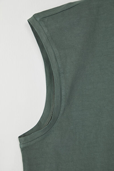 Trendyol Collection Πράσινο μπλουζάκι Oversize/Wide Cut ταλαιπωρημένο/Χλωμό εφέ με λεπτομέρεια αυτοκόλλητου T-Shirt/Atlet TMNSS25AL00001