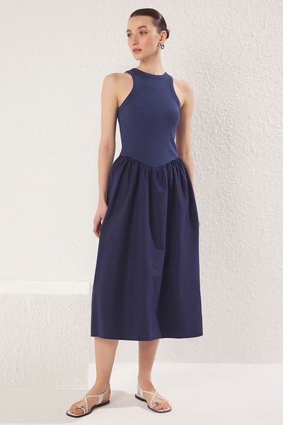 Trendyol Collection Εύκαμπτο ριμπ γιακά μπλέ μάξι πλεκτό φόρεμα - Skater TWOSS25EL00236