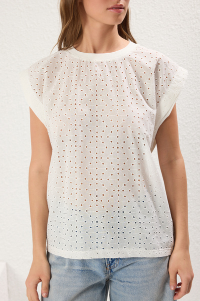 Trendyol Collection Άνετη εφαρμογή Ecru Brode Λεπτομερές πλεκτό μπλουζάκι - TWOSS25TS00089