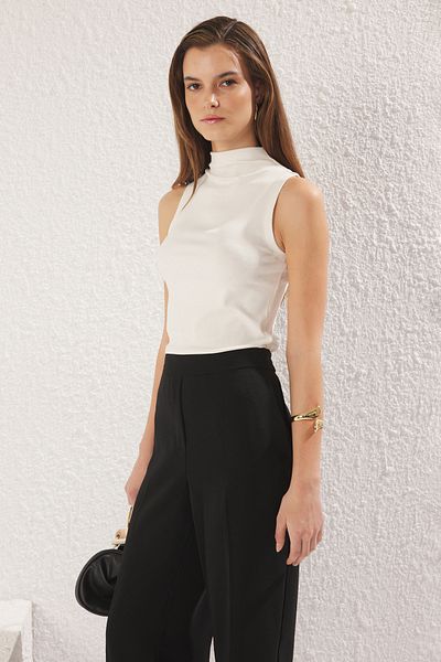 Trendyol Collection Ecru Stand Collar Zero Sleeve Super Stretchy Regular Length Pletená halenka Twoss25Bz00200