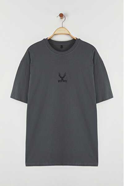 Trendyol Collection Tričko nadměrné velikosti s výšivkou antracitového jelena - 100% Tininess TMNSS24TS00055