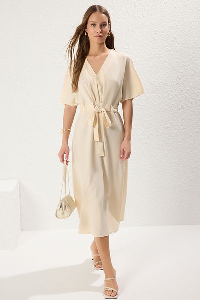 Trendyol Collection Gerades, elastisches Midi-Webkleid mit Steingürtel TWOSS23EL01543
