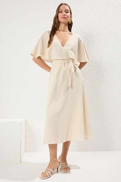 Trendyol Collection Beigefarbenes, zweireihiges, gewebtes Midi-Kleid im Leinen-Look mit zweireihigem Ausschnitt und Umhang TWOSS25EL00124
