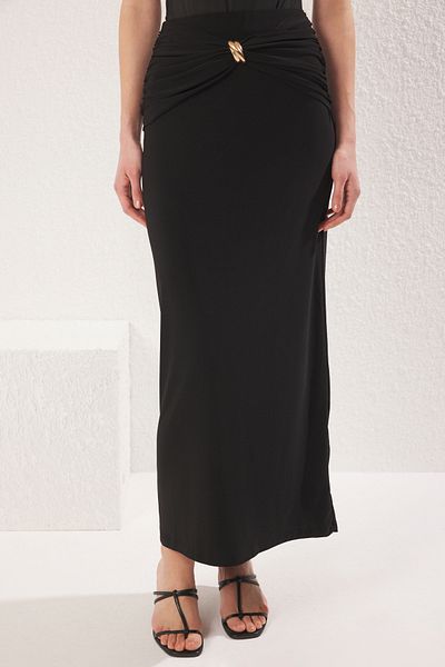 Trendyol Collection Schwarz-goldener, detaillierter, flexibler Maxi-Strick-Fischrock TWOSS25ET00110