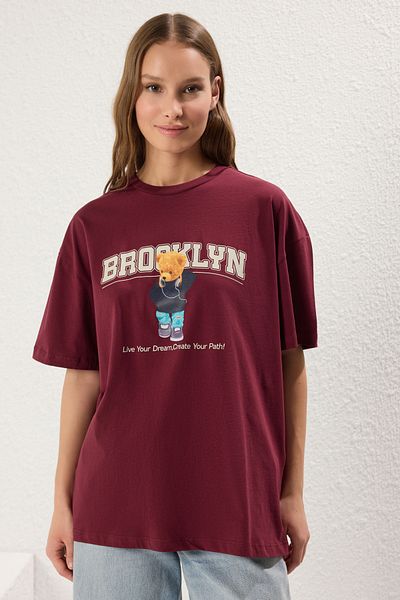 Trendyol Collection Weinrotes, 100 % Baumwoll-Teddybär-bedrucktes, übergroßes/breites, gestricktes T-Shirt mit Rundhalsausschnitt TWOSS24TS00065