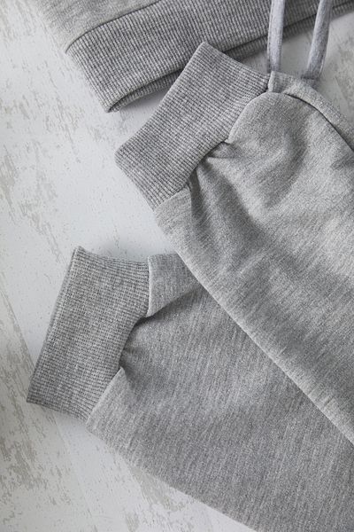 TRENDYOLKIDS Grau Melange Jungen Slogan Baumwolle gestrickt Bottom-Top-Anzug TKDAW25AU00036