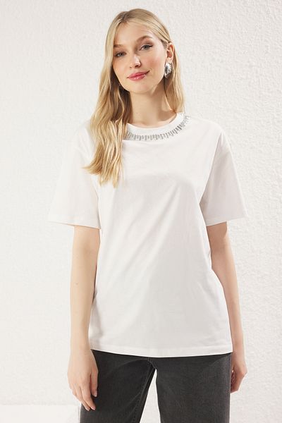 Trendyol Collection Bequemes, geformtes T-Shirt mit weißen Steinen – TWOSS25TS00134