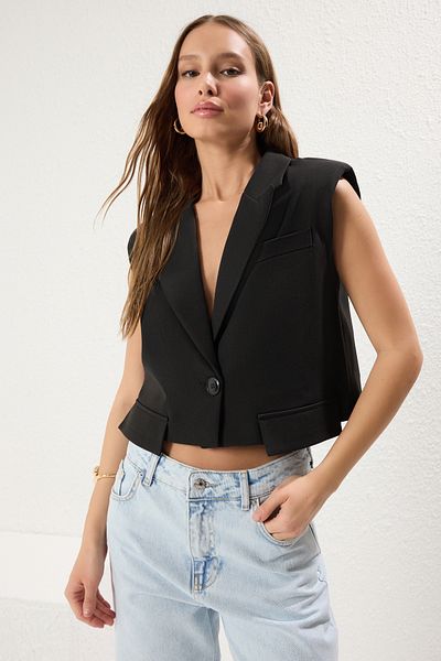 Trendyol Collection Schwarze, übergroße, gewebte Weste mit Crop-Taschendetail TWOSS25YE00065