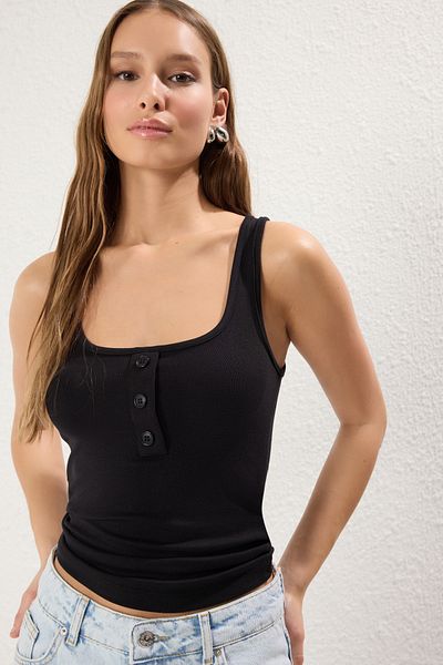 Trendyol Collection Schwarzes, einfarbiges, geschnittenes, flexibles Strick-Unterhemd mit Pool-Ausschnitt auf dem Körper TWOSS25AL00020