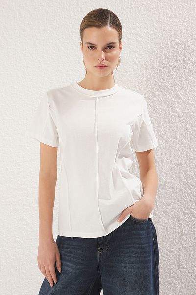 Trendyol Collection Ecrufarbenes Strick-T-Shirt aus 100 % Baumwolle mit Nähten und regulärer/normaler Passform TWOSS25TS00135