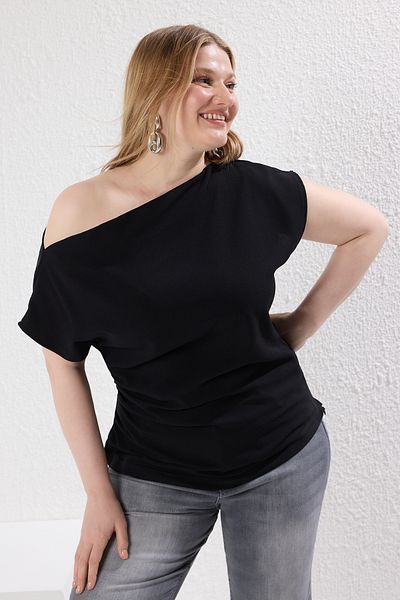Trendyol Curve Schwarze, mit Krepp gewebte Plus-Size-Bluse