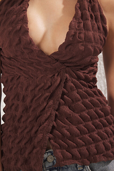 Trendyol Collection Prémiová hnědá textura, Halter Crop Blůza – Stahovací šňůrka, Twoss24Bz00389