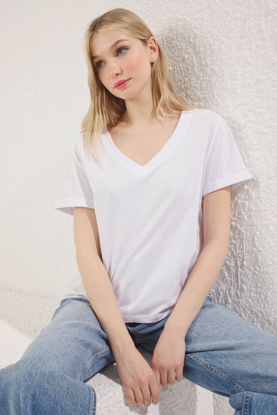 Trendyol Collection Weißes, 100 % Single-Jersey-Strick-T-Shirt mit V-Ausschnitt – kurze Ärmel, normale Passform TWOSS25TS00005