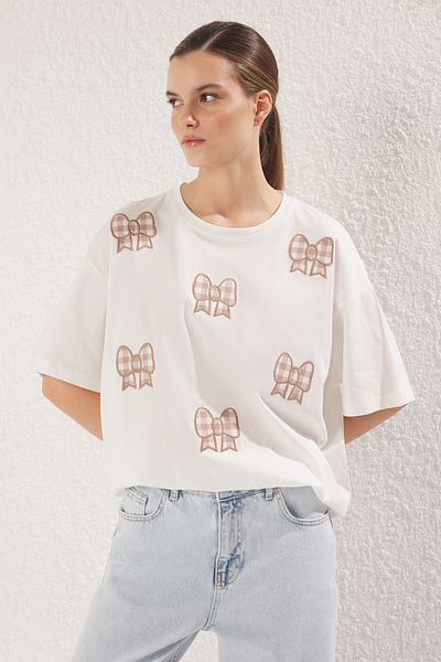 Trendyol Collection Plaid Detail Ecru Oversize T-Shirt - Bow, Wide Fit Twoss25Ts00130