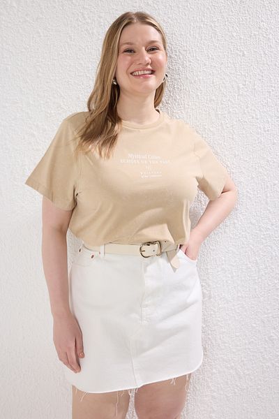 Trendyol Curve Beigefarbenes T-Shirt in Übergröße – Rundhalsausschnitt, Slogan-Druck, gestrickt TBBSS25BF00020