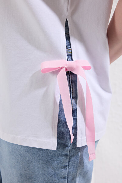 Trendyol Curve Tricou alb cu croiala liberă de mărime mare - Detaliu de legare cu fundă în lateral TBBSS25BF00025