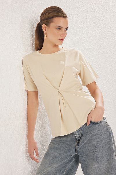 Trendyol Collection Beigefarbene, plissierte Strickbluse mit Rundhalsausschnitt – normale Passform TWOSS24BZ00302