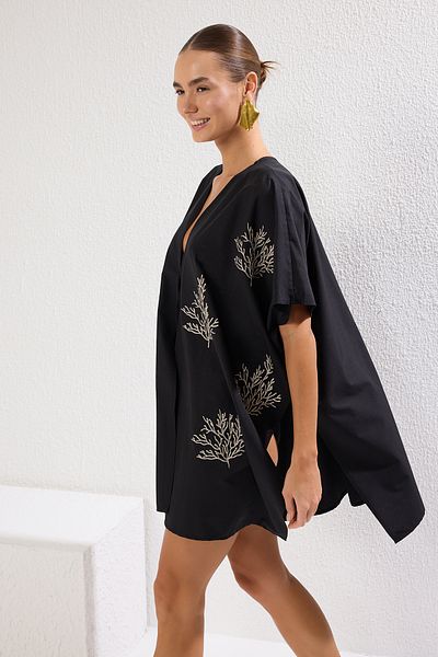 Trendyol Collection Schwarzer Mini-Kimono und Kaftan mit Stickereidetails – TBESS25KM00012