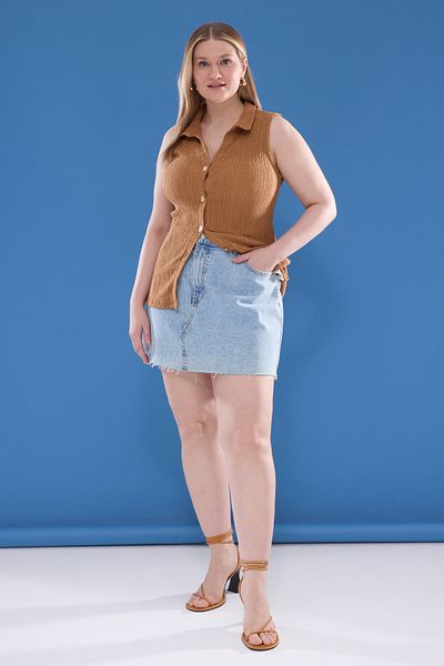 Trendyol Curve Zimtstrukturierte, gestrickte Bluse in Übergröße