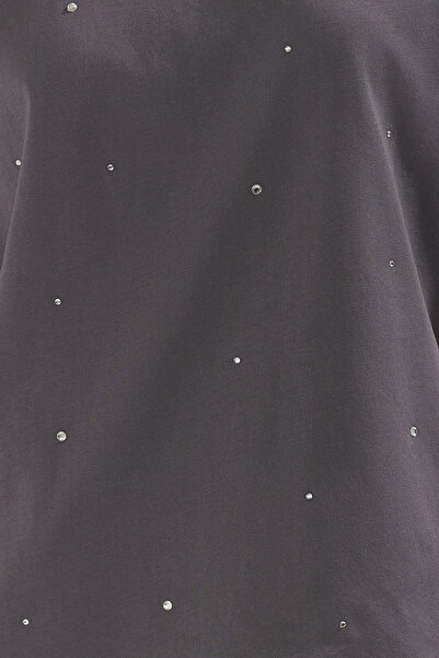 Trendyol Collection Μπλουζάκι πλεκτό ανθρακί 100% βαμβάκι με πέτρινες λεπτομέρειες, relaxed/φαρδιά χαλαρή εφαρμογή, στρογγυλή λαιμόκοψη TWOSS23TS00153