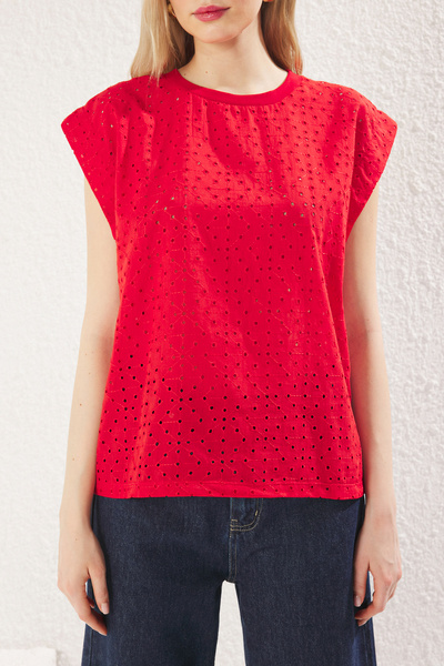 Trendyol Collection Χαλαρή εφαρμογή κόκκινο πλεκτό μπλουζάκι - Brode Detailed TWOSS25TS00089