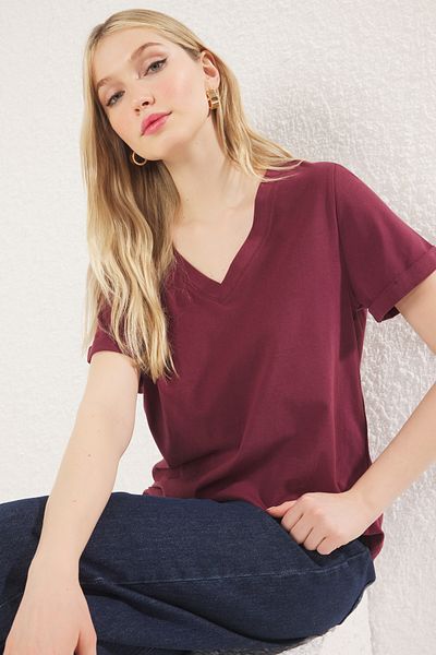 Trendyol Collection Weinrotes, normales T-Shirt mit V-Ausschnitt und 100 % Single-Jersey – kurze Ärmel TWOSS25TS00005