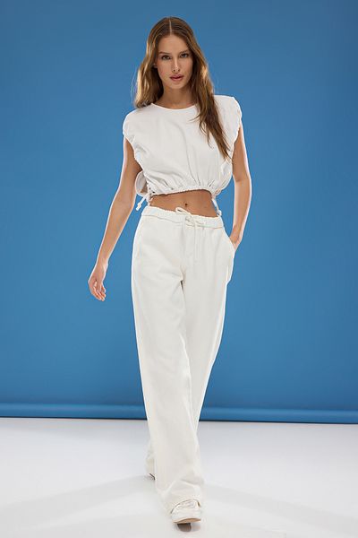 Trendyol Collection Weiße Jeans mit elastischem Bund und normaler Taille und weitem Bein TWOSS25JE00050