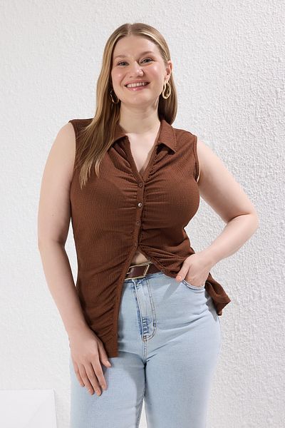 Trendyol Curve Braune, geraffte, gestrickte Plus-Size-Bluse mit Hemdkragen TBBSS25AF00058
