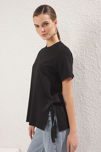 Trendyol Collection Tricou tricotat negru cu croială relaxată - 100% bumbac cu detaliu de legare laterală TWOSS25TS00074