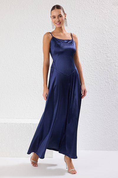 Trendyol Collection Námořnická modř saténové pletené dlouhé elegantní večerní šaty a maturitní šaty TPRSS25AE00068