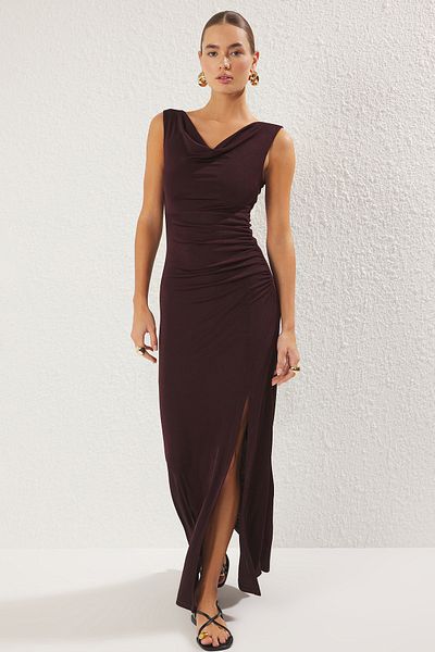 Trendyol Collection Braunes Premium-Maxi-Strickkleid mit Rundhalsausschnitt und Nullärmeln TWOSS25EL00435