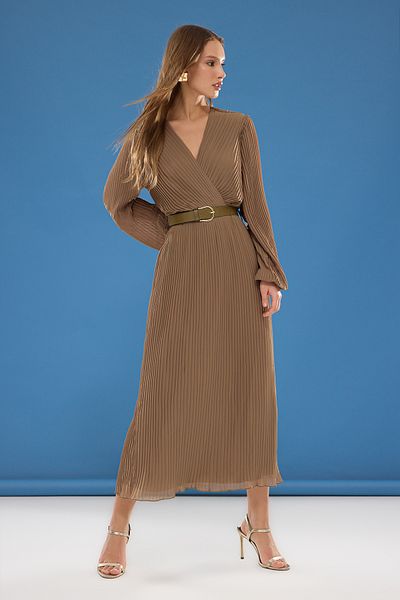 Trendyol Collection Dunkles Nerz-Maxikleid in A-Linie mit Falten – Chiffon mit Gürtel und Futter TWOAW24EL00471