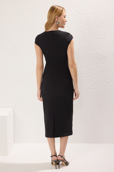 Trendyol Collection Rochie midi țesătă, neagră, cu centură, îmbrățișată pe corp TWOSS25EL00211