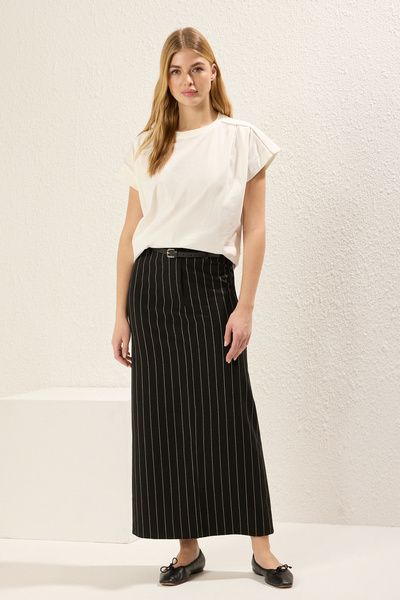 Trendyol Collection Πλεκτό μπλουζάκι εκρού - 100% βαμβάκι, κανονική εφαρμογή, λεπτομέρεια αξεσουάρ κορδέλας TWOSS25TS00053