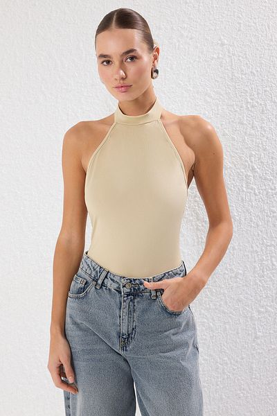 Trendyol Collection Flexibler gestrickter Body – Steinkragen, tief ausgeschnittener Rücken, Druckknopfverschluss TWOSS23BD00037