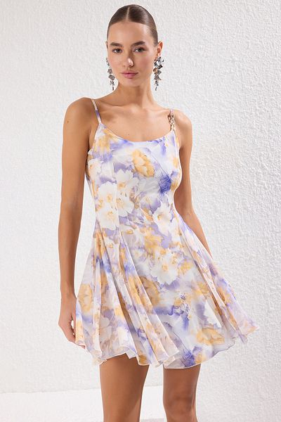 Trendyol Collection Bélelt sifon szőtt rövid elegáns ruha többszínű virágos kő kiegészítőkkel TPRSS23EL00033