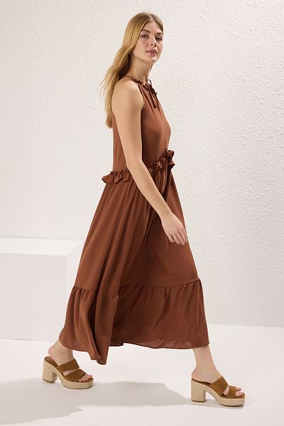 Trendyol Collection Καφέ ίσια φούστα με ανοιχτή μέση με βολάν / βολάν Maxi υφαντό φόρεμα TWOSS25EL00426